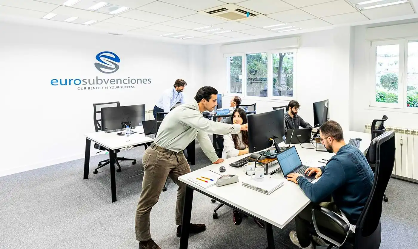 empleados de eurosubvenciones trabajando 